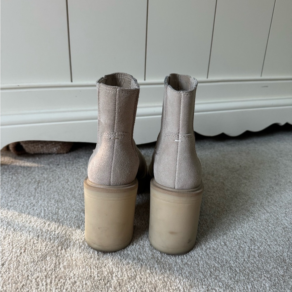 Dolce & Gabbana Cream Heeled Boots - Picture 4 of 5